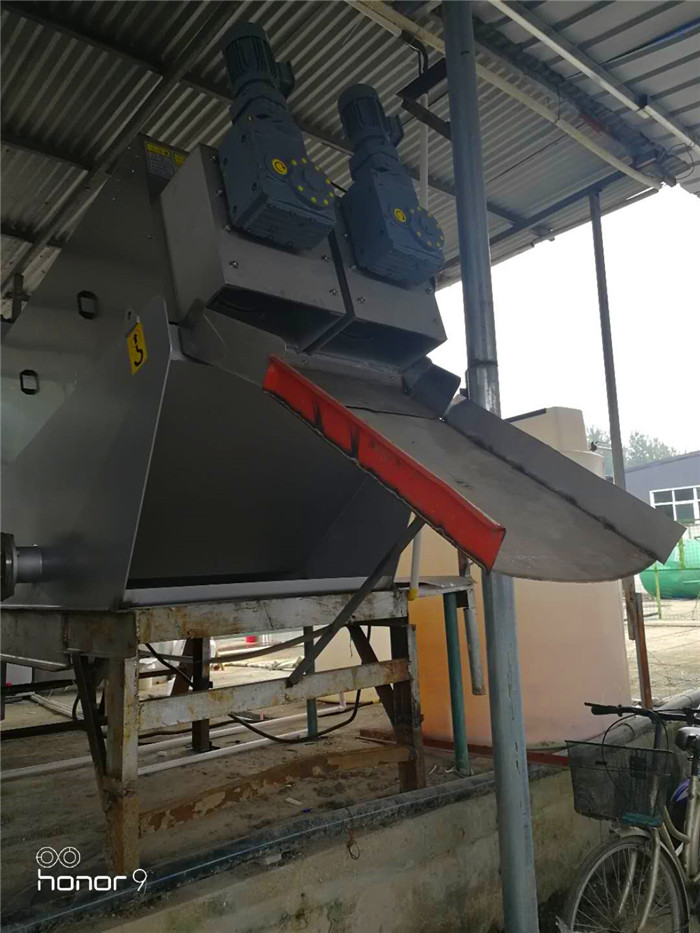 疊螺式污泥脫水機現(xiàn)場調(diào)試出泥效果