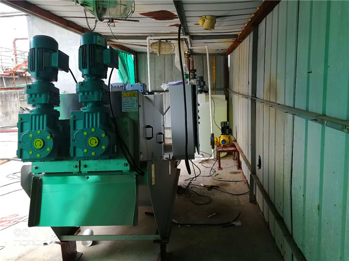 疊螺式污泥脫水機現(xiàn)場調(diào)試出泥效果