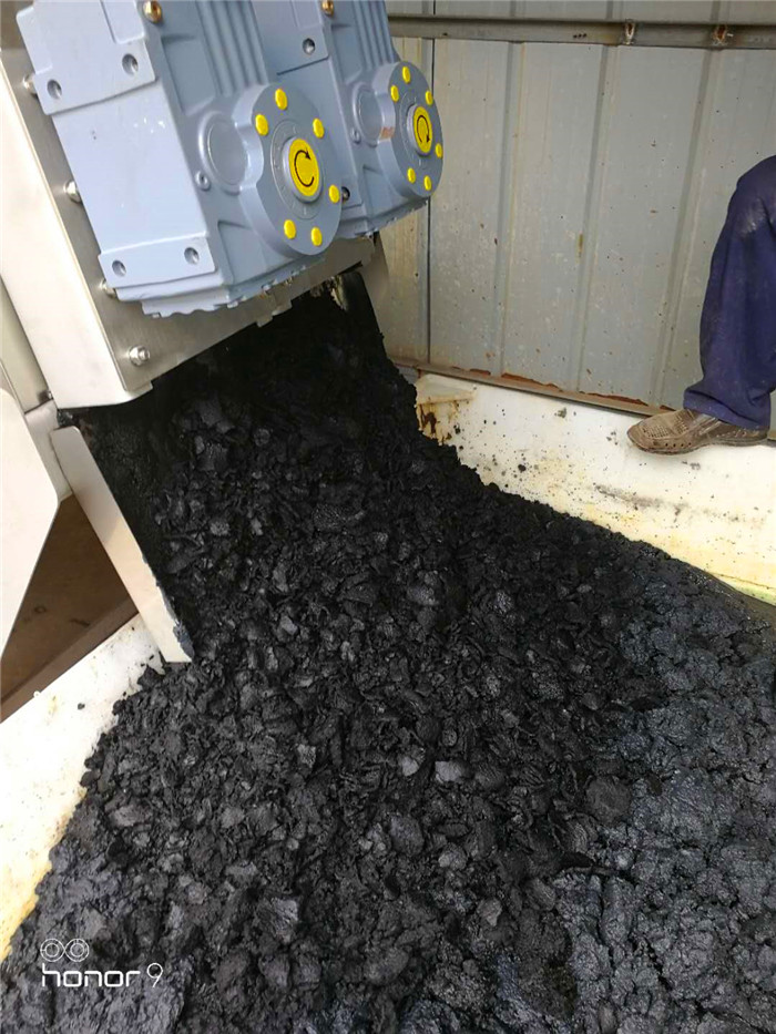 疊螺式污泥脫水機現(xiàn)場調(diào)試出泥效果