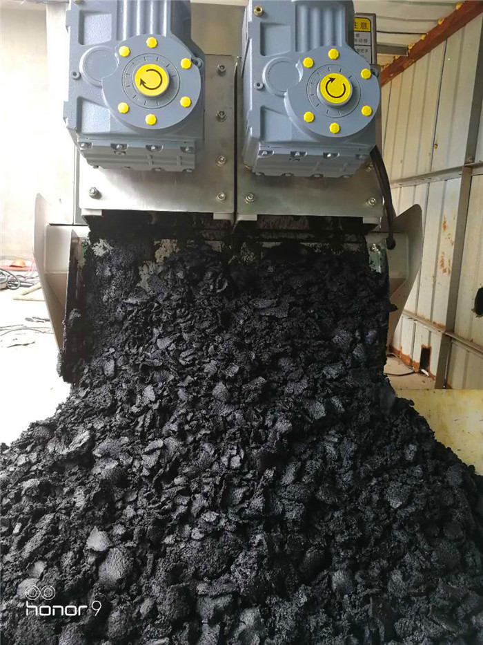 疊螺式污泥脫水機現(xiàn)場調(diào)試出泥效果